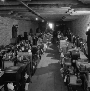 In het gemeentelijk Entrepotdok te Amsterdam bevinden zich duizenden radiotoeste, Bestanddeelnr 900-9374