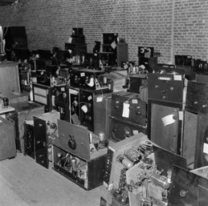 In het gemeentelijk Entrepotdok te Amsterdam bevinden zich duizenden radiotoeste, Bestanddeelnr 900-9373