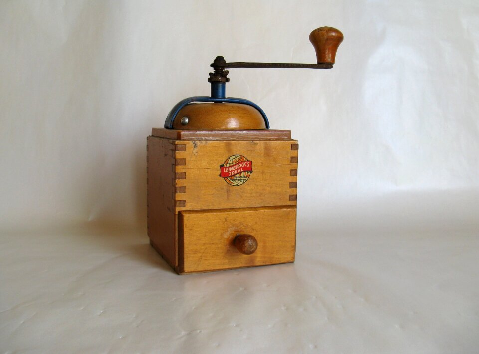 Crank coffee mill