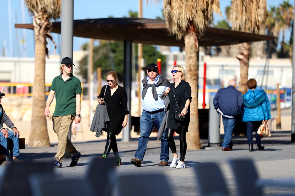 IMG-0134-people-walk-tel-aviv-december-2017