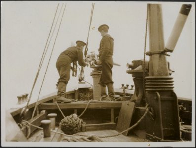 In a drifter on patrol. The gun in the bows ready for instant action, Bestanddeelnr 158-2689