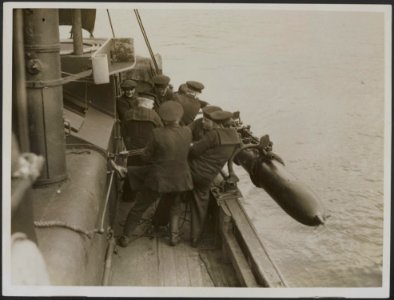In a drifter on patrol. Hoisting a torpedo in position for firing, Bestanddeelnr 158-2703