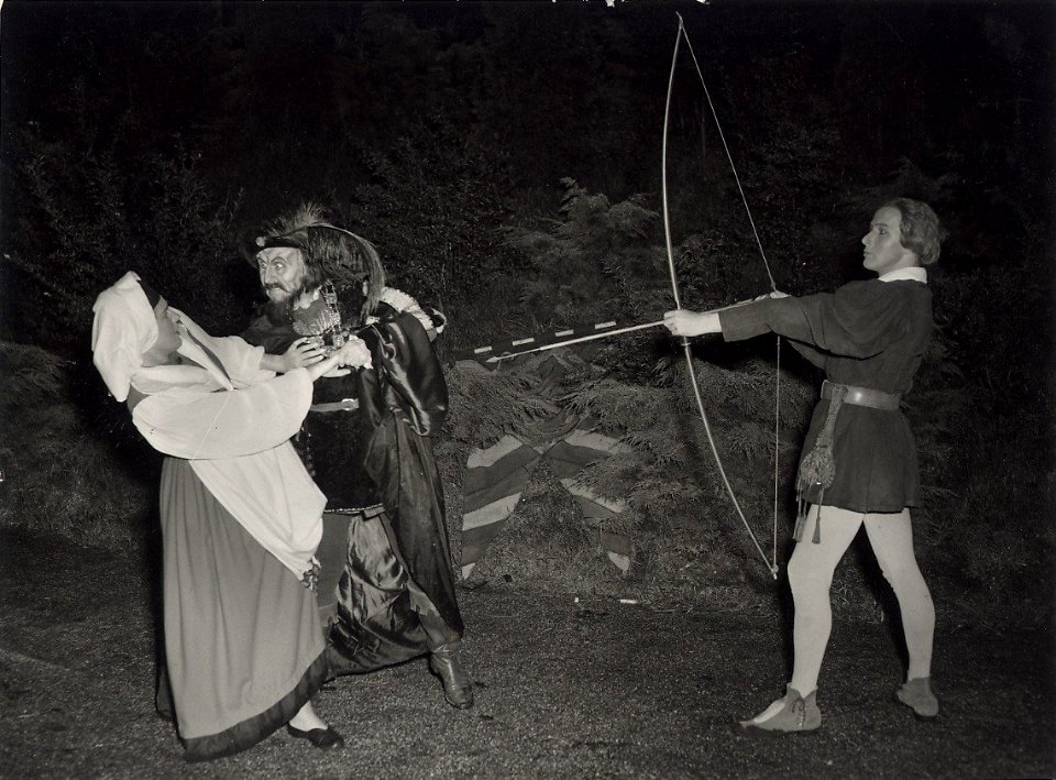 In het Openluchttheater gaf het Kennemer Toneel Festival de première van Dorp in opstand. Aangekocht van fotograaf C. de Boer. Identificatienummer 54-004304, NL-HlmNHA 54004304