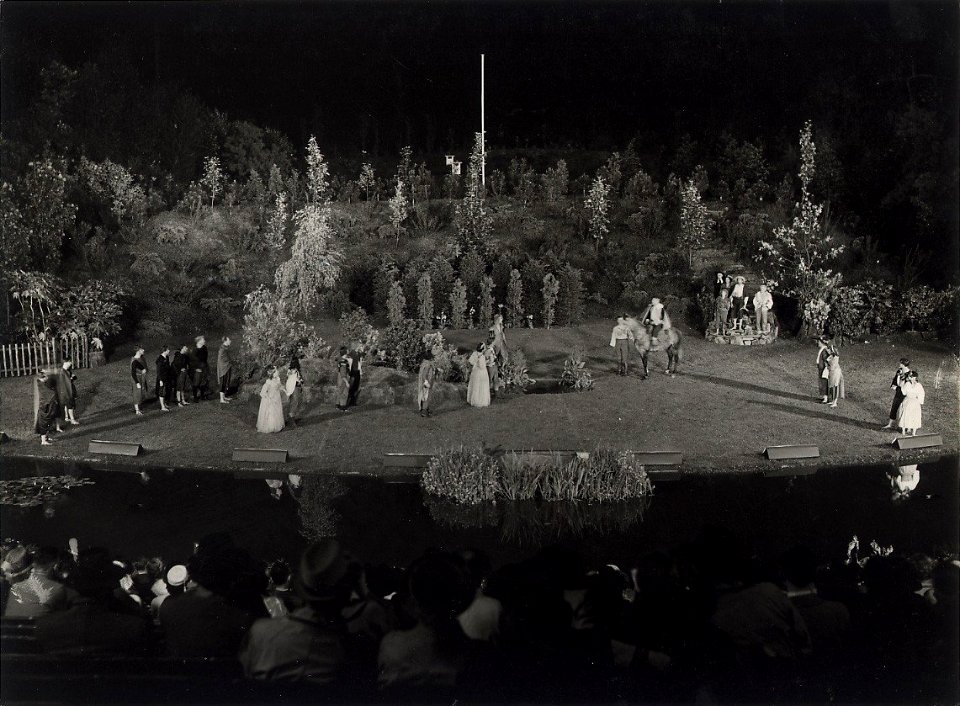 In het Openluchttheater gaf de young Vic haar eerste opvoering van As you like it. Aangekocht in 1977 van fotograaf C. de Boer. Identificatienummer 54-004285