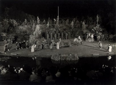 In het Openluchttheater gaf de young Vic haar eerste opvoering van As you like it. Aangekocht in 1977 van fotograaf C. de Boer. Identificatienummer 54-004285