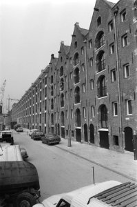 In het Entrepotdok in Amsterdam zijn groot aantal woningen geopend ontstaan na v, Bestanddeelnr 933-0976
