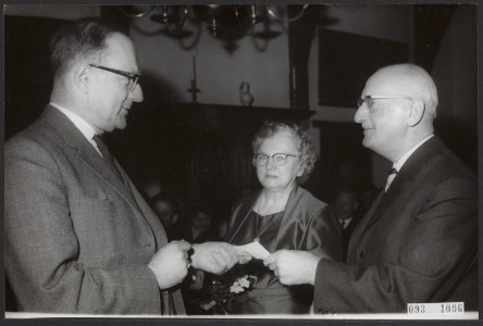 In het Muiderslot te Muiden is de prijs voor de literaire kritiek door dr. C.A. , Bestanddeelnr 093-1096