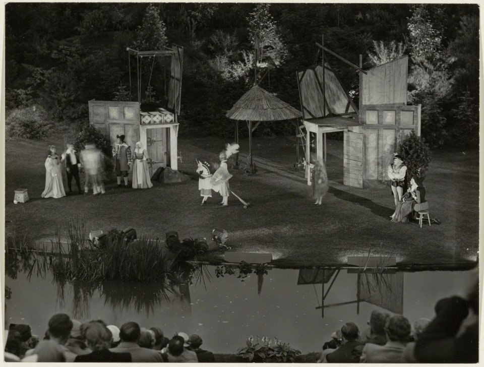 In het Openluchttheater gaf The Young Vic Company in het kader van het Holland Festival de Hollandse première van The Knight of burning Pesle. NL-HlmNHA 54004305
