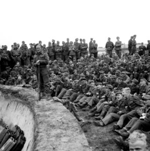 In kamp Harskamp is een bühne gebouwd, waar enkele voorstellingen per dag door, Bestanddeelnr 900-3421