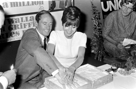 In het Rembrandtpleintheater te Amsterdam maakt Mel Ferrer een afdruk van zijn h, Bestanddeelnr 919-5682