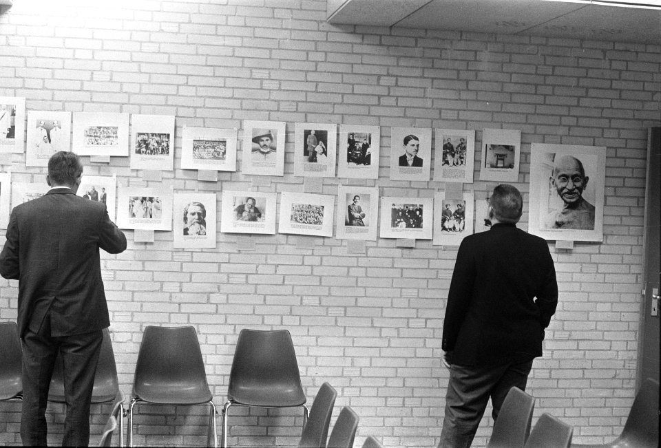 In kader van Vredesweek zijn diverse stands over Biafra Vietnam e.d. in Mozeshui, Bestanddeelnr 922-8132