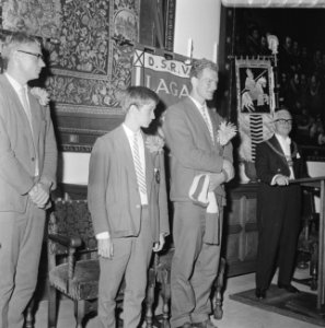 In het stadhuis van Delf ontvangen de roeiers van D.S.R.V. Laga uit handen van d, Bestanddeelnr 919-5555