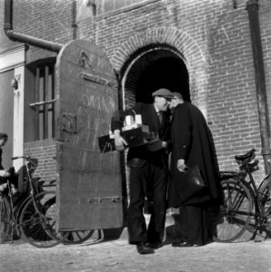 In het gemeentelijk Entrepotdok te Amsterdam bevinden zich duizenden radiotoeste, Bestanddeelnr 900-9388