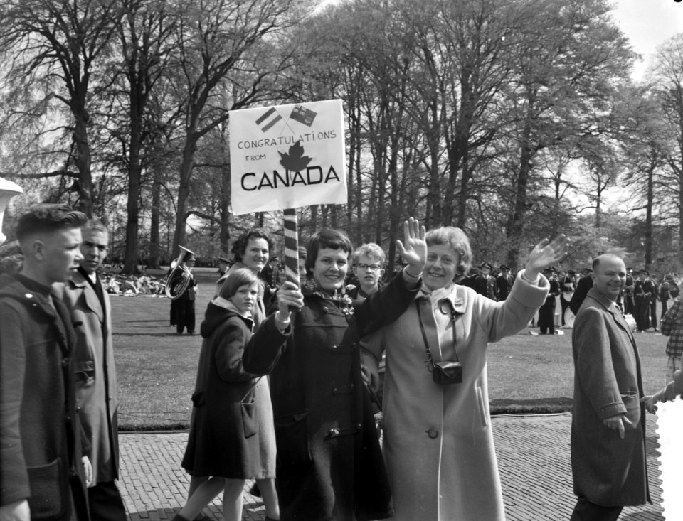 In het defilé een groet uit Canada, Bestanddeelnr 911-2017