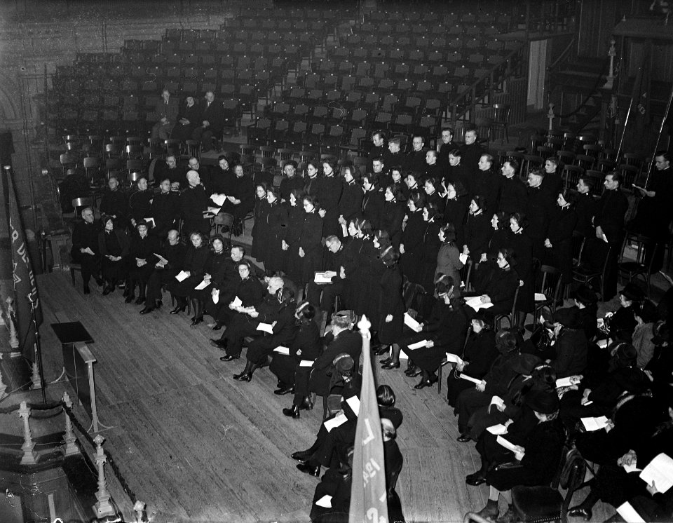 In het Amsterdamse Concertgebouw vindt de bevordering tot Kadet- Luitenant en ui, Bestanddeelnr 902-0508