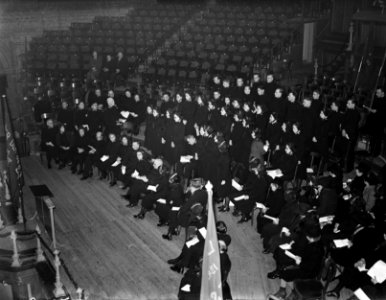 In het Amsterdamse Concertgebouw vindt de bevordering tot Kadet- Luitenant en ui, Bestanddeelnr 902-0508