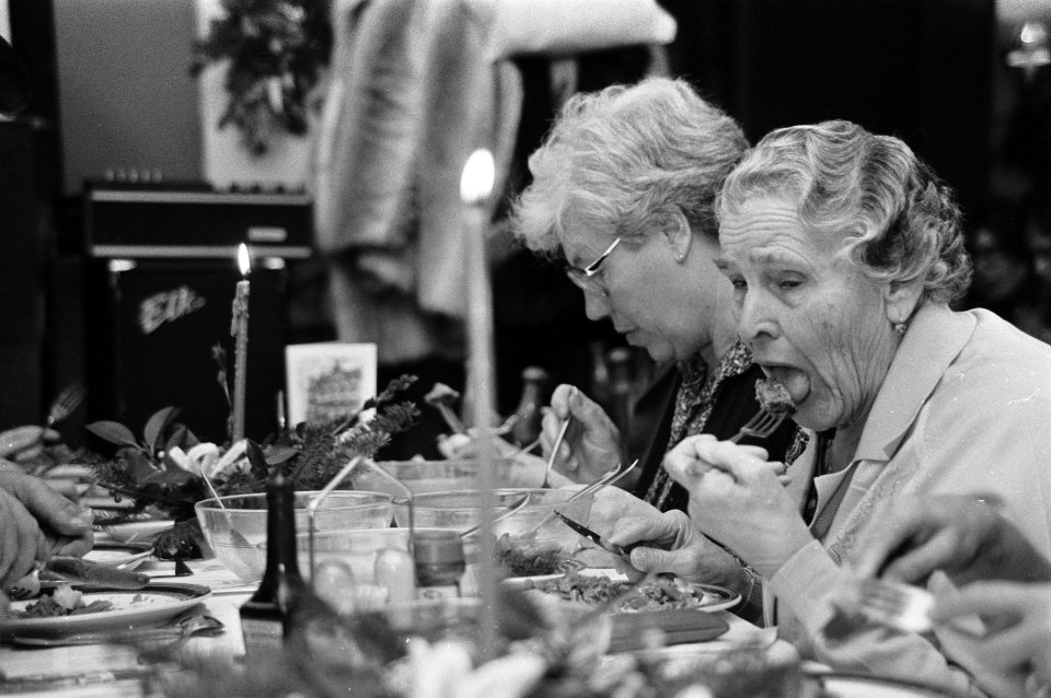 In het Amsterdamse restaurant Poort van Cleve werd een kerstmaal gevierd daarna , Bestanddeelnr 931-2219