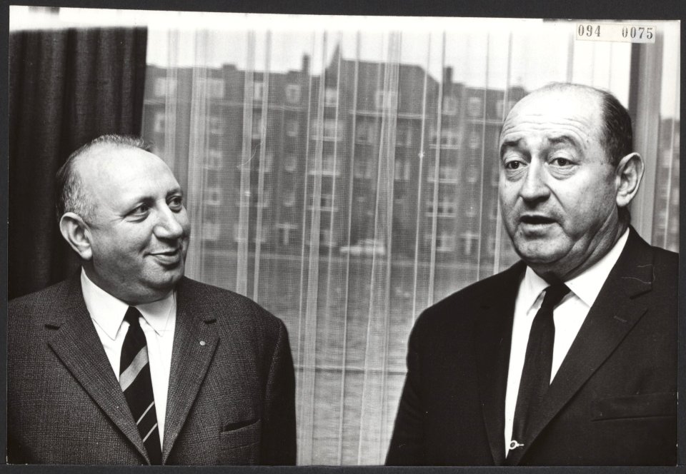 In het Apollohotel in Amsterdam geeft Israelische generaal Yoffe uitleg over de , Bestanddeelnr 094-0075