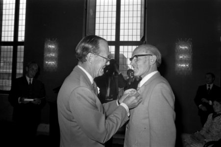In het Paleis op de Dam reikt prins Bernhard de Zilveren Anjer uit aan stucadoor, Bestanddeelnr 925-6962