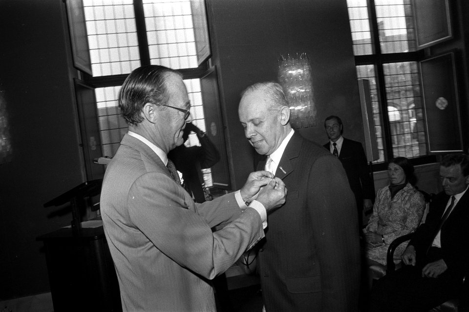 In het Paleis op de Dam reikt prins Bernhard de Zilveren Anjer uit aan M. H. Gan, Bestanddeelnr 925-6963