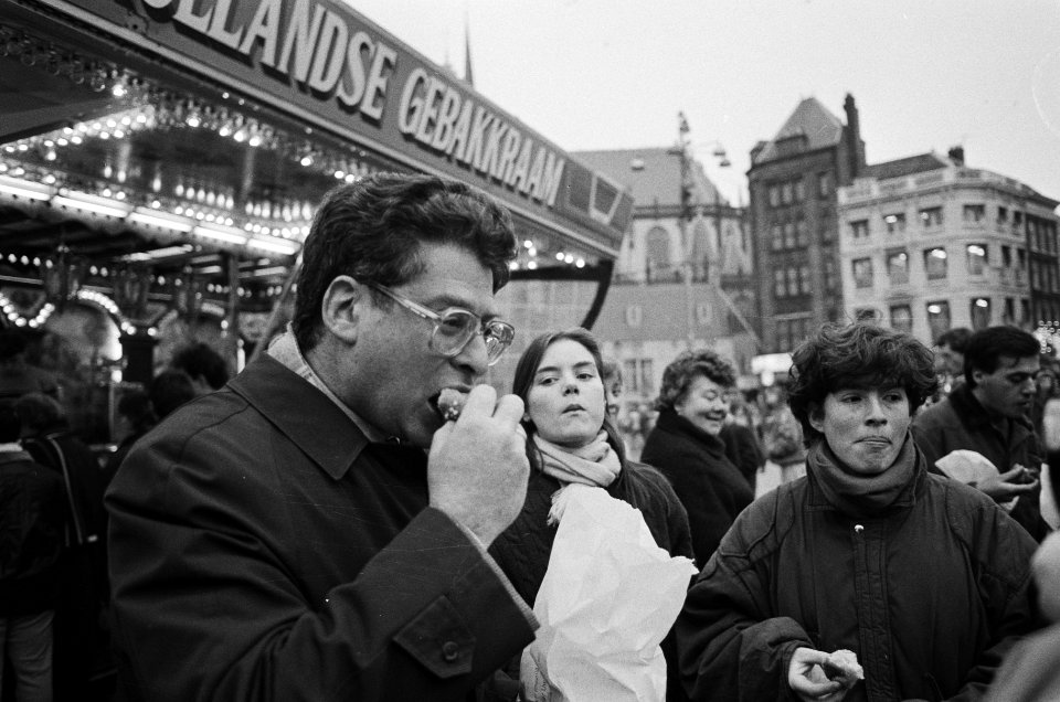 In het kader van de actie Amsterdam heeft t kan iedere Amsterdammer gratis olieb, Bestanddeelnr 933-1900