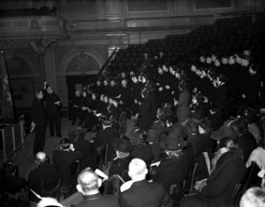 In het Amsterdamse Concertgebouw vindt de bevordering tot Kadet- Luitenant en ui, Bestanddeelnr 902-0507