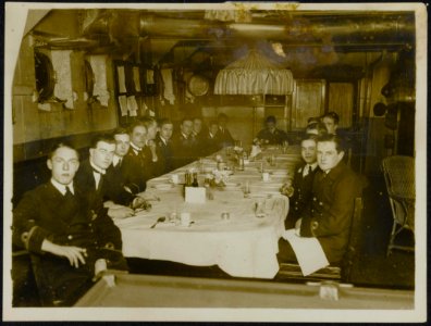 In the gun room in a battle ship, after dinner., Bestanddeelnr 158-0009