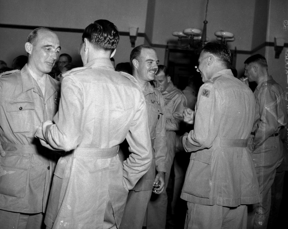 In het midden adjudant-generaal kolonel C.H.J.F. van Houten. Links generaal-maj…, Bestanddeelnr 10116