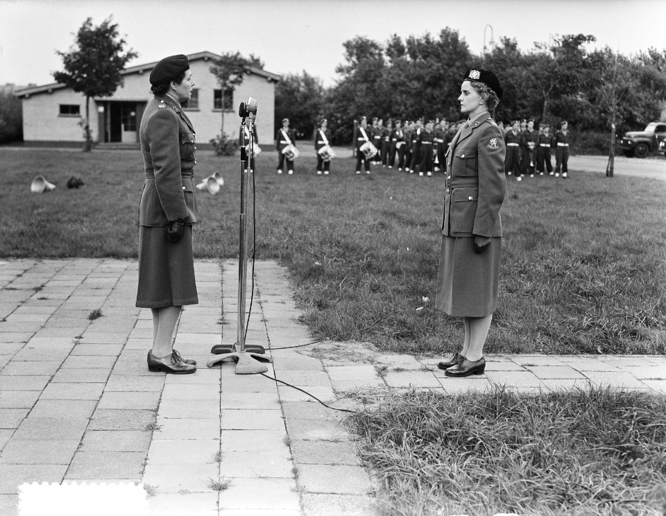 In het Julianakamp in Kijkduin is hedenmiddag het commando van het Vrouwen Hulp , Bestanddeelnr 904-7774