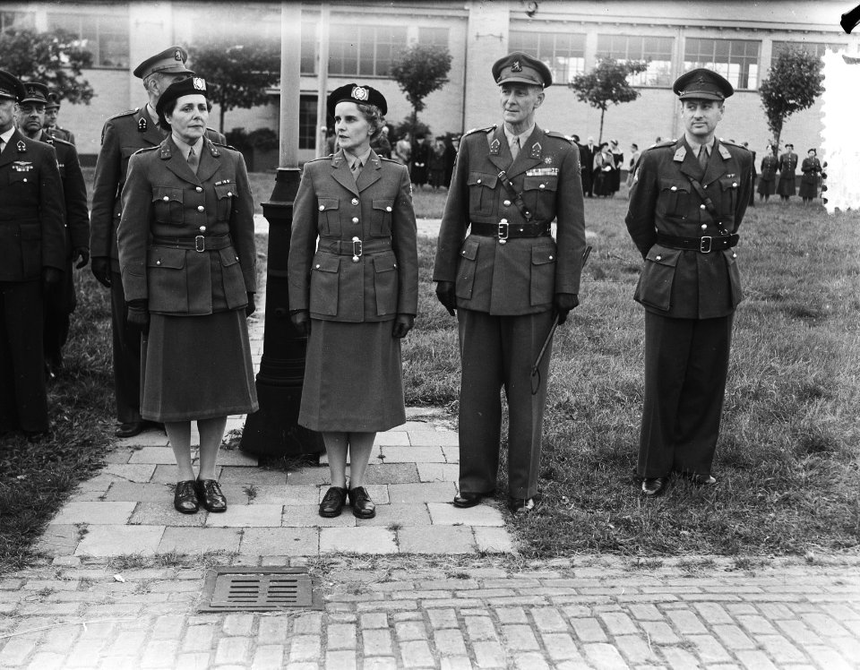 In het Julianakamp in Kijkduin is hedenmiddag het commando van het Vrouwen Hulp , Bestanddeelnr 904-7771