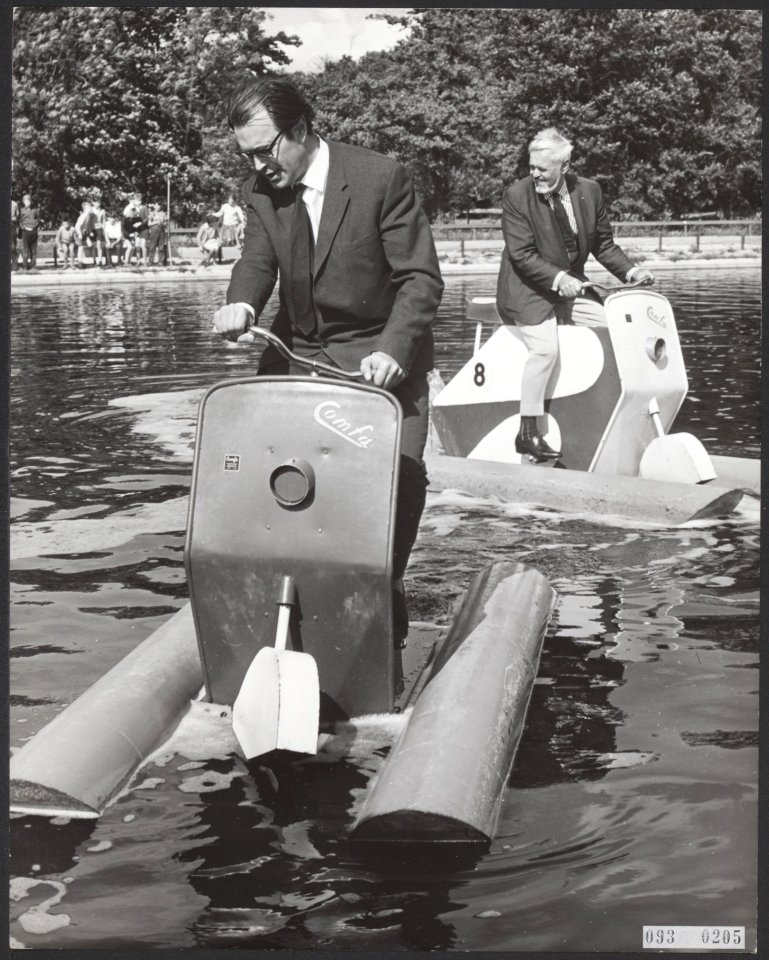 In het Linnaeushof te Bennebroek heeft Godfried Bomans een waterfietswedstrijd g, Bestanddeelnr 093-0205
