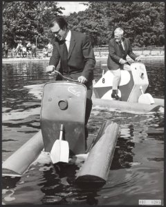 In het Linnaeushof te Bennebroek heeft Godfried Bomans een waterfietswedstrijd g, Bestanddeelnr 093-0205