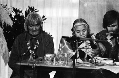 In het midden Roberta Blackgoat vertegenwoordigster van de Navaho indianen, Bestanddeelnr 931-1755