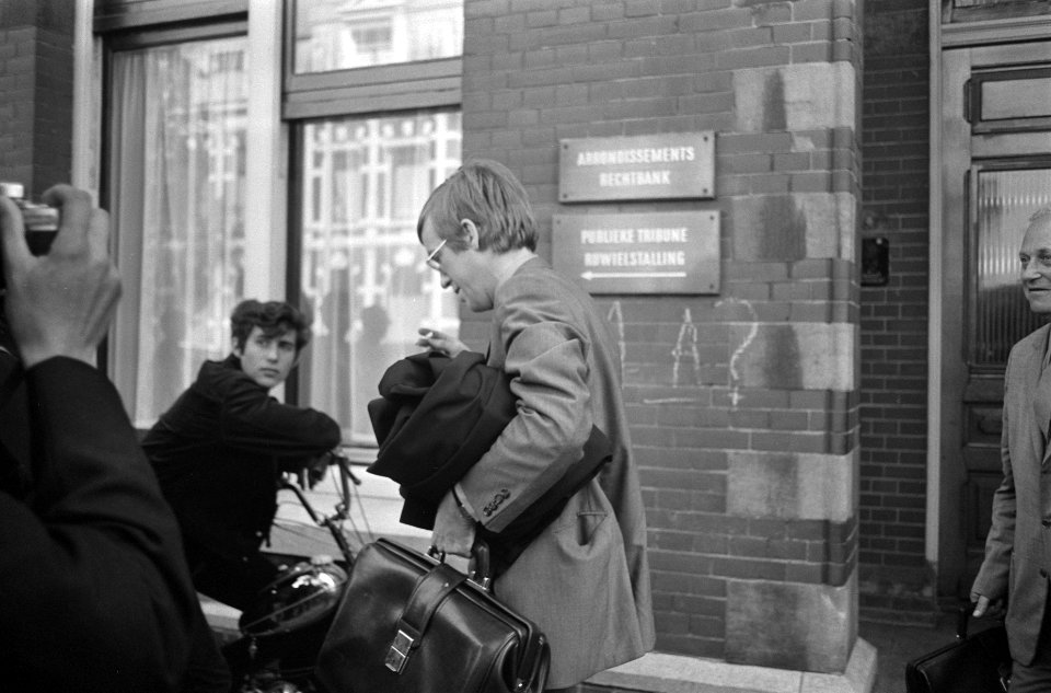 In het midden met tas Willem van Bennekom, de advocaat van Waver, Bestanddeelnr 924-6418