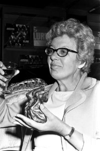 In het Lureleitheater werd aan Annie M.G. Schmidt door leerlingen van de Kleinku, Bestanddeelnr 920-4337