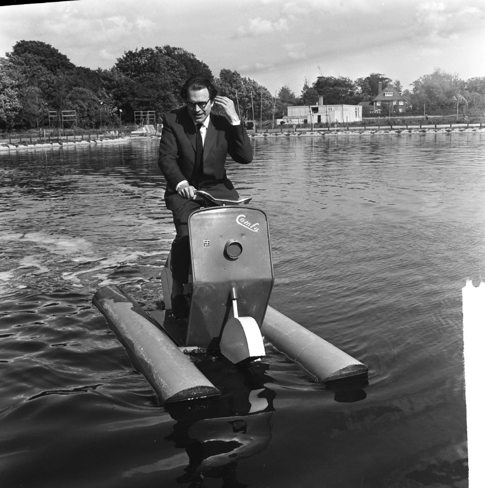 In het Linnaeushof te Bennebroek heeft Godfried Bomans een waterfietswedstrijd g, Bestanddeelnr 916-6262