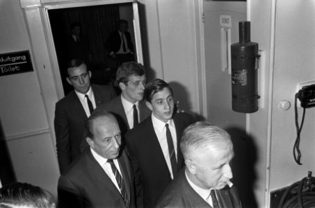 In Hotel Terminus. J. Westrik gevolgd door Johan Cruijfff, Piet Keizer en Daan …, Bestanddeelnr 919-7786