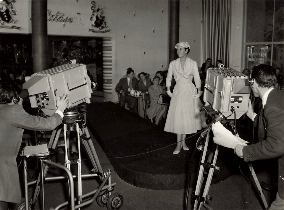 In hotel Bouwes te Zandvoort werd een modeshow voor de Eurovisie opgenomen. ( 29 maart 1955). Aangekocht in 1976 van fotograaf C. de Boer. Identificatienummer 54-010298, NL-HlmNHA 1478 25900 K 38