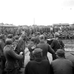 In kamp Harskamp is een bühne gebouwd, waar enkele voorstellingen per dag door, Bestanddeelnr 900-3433