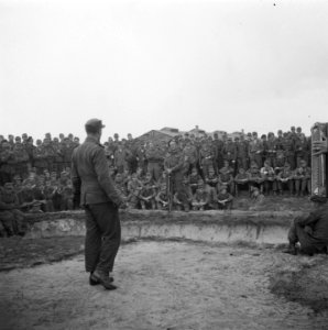 In kamp Harskamp is een bühne gebouwd, waar enkele voorstellingen per dag door, Bestanddeelnr 900-3435