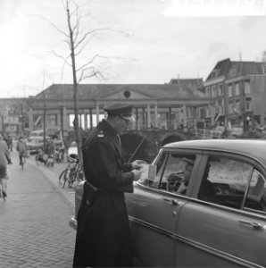 In Leiden parkeerschijf ingevoerd Een parkeerschijf duidelijk op de auto aangeb, Bestanddeelnr 915-7779