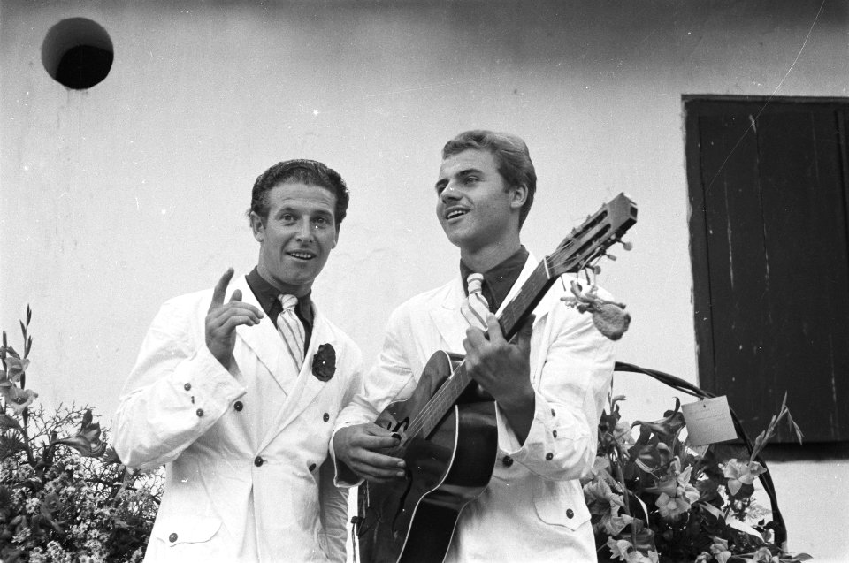 In Makassar werd een nieuwe AMVJ-club geopend. Het Klema-duo (Frits Klein-Wolt e, Bestanddeelnr 501-5-2