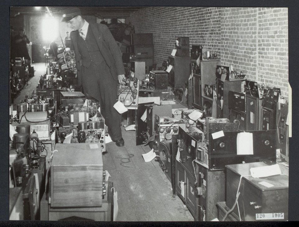 In het gemeentelijk Entrepotdok te Amsterdam bevinden zich duizenden radiotoeste, Bestanddeelnr 120-1005