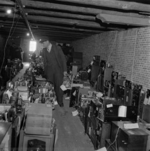 In het gemeentelijk Entrepotdok te Amsterdam bevinden zich duizenden radiotoeste, Bestanddeelnr 900-9378