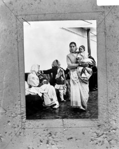 Immigranten met kinderen uit India bij aankomst Heathrow Airport 23-2-1968, Bestanddeelnr 921-5098