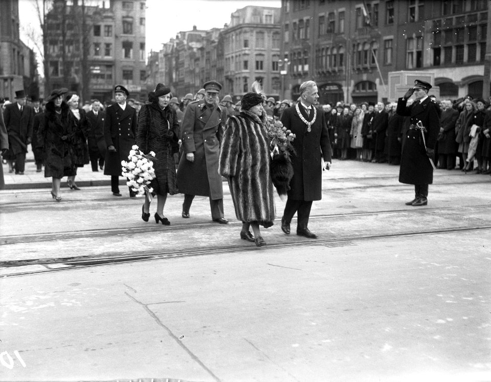 In gezelschap van de burgemeester van Amsterdam komt koningin Wilhelmina uit het, Bestanddeelnr 902-5056