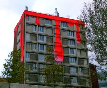 Immeuble dégoulinant de peinture rouge - Paris - Les Quais