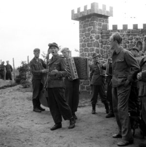 In kamp Harskamp is een bühne gebouwd, waar enkele voorstellingen per dag door, Bestanddeelnr 900-3426