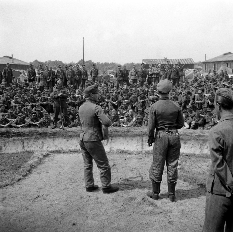 In kamp Harskamp is een bühne gebouwd, waar enkele voorstellingen per dag door, Bestanddeelnr 900-3424