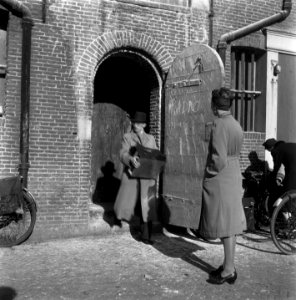 In het gemeentelijk Entrepotdok te Amsterdam bevinden zich duizenden radiotoeste, Bestanddeelnr 900-9387